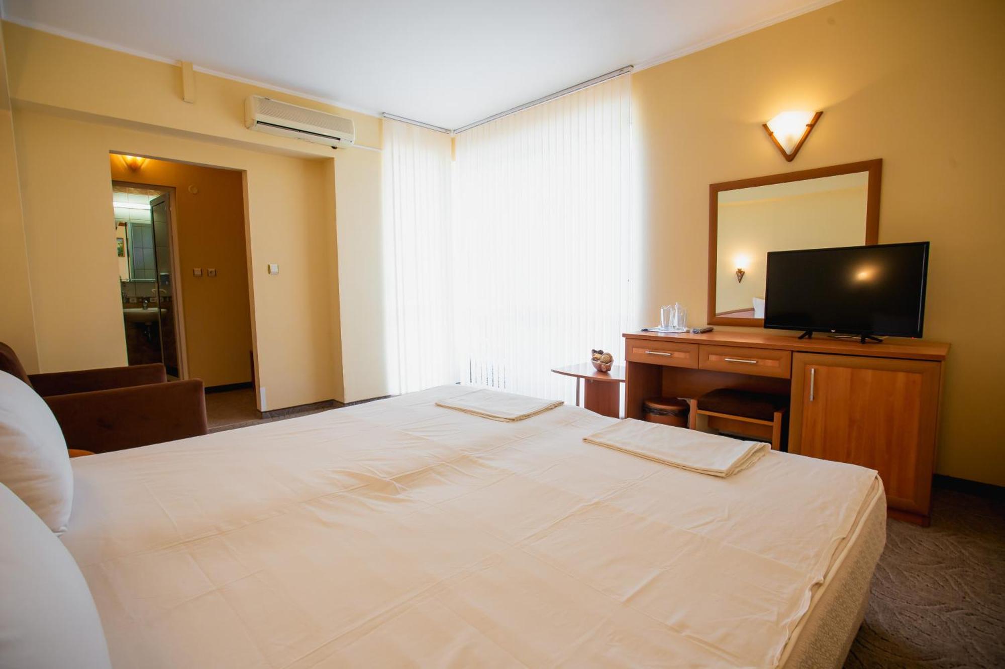 Hotel Dolphin Ravda Extérieur photo